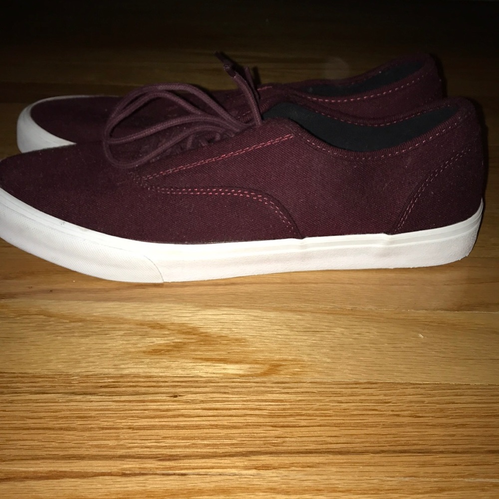 Maroon casual shoes brand new  (size 11)